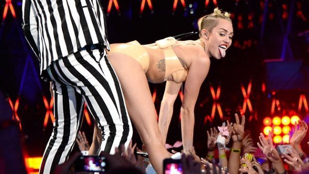 385895-miley-cyrus-at-the-2013-mtv-video-music-awards